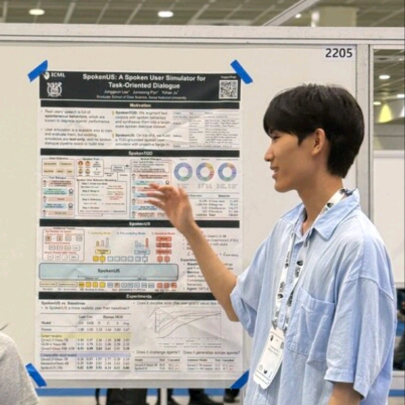 Junseong Pyo presenting a research poster